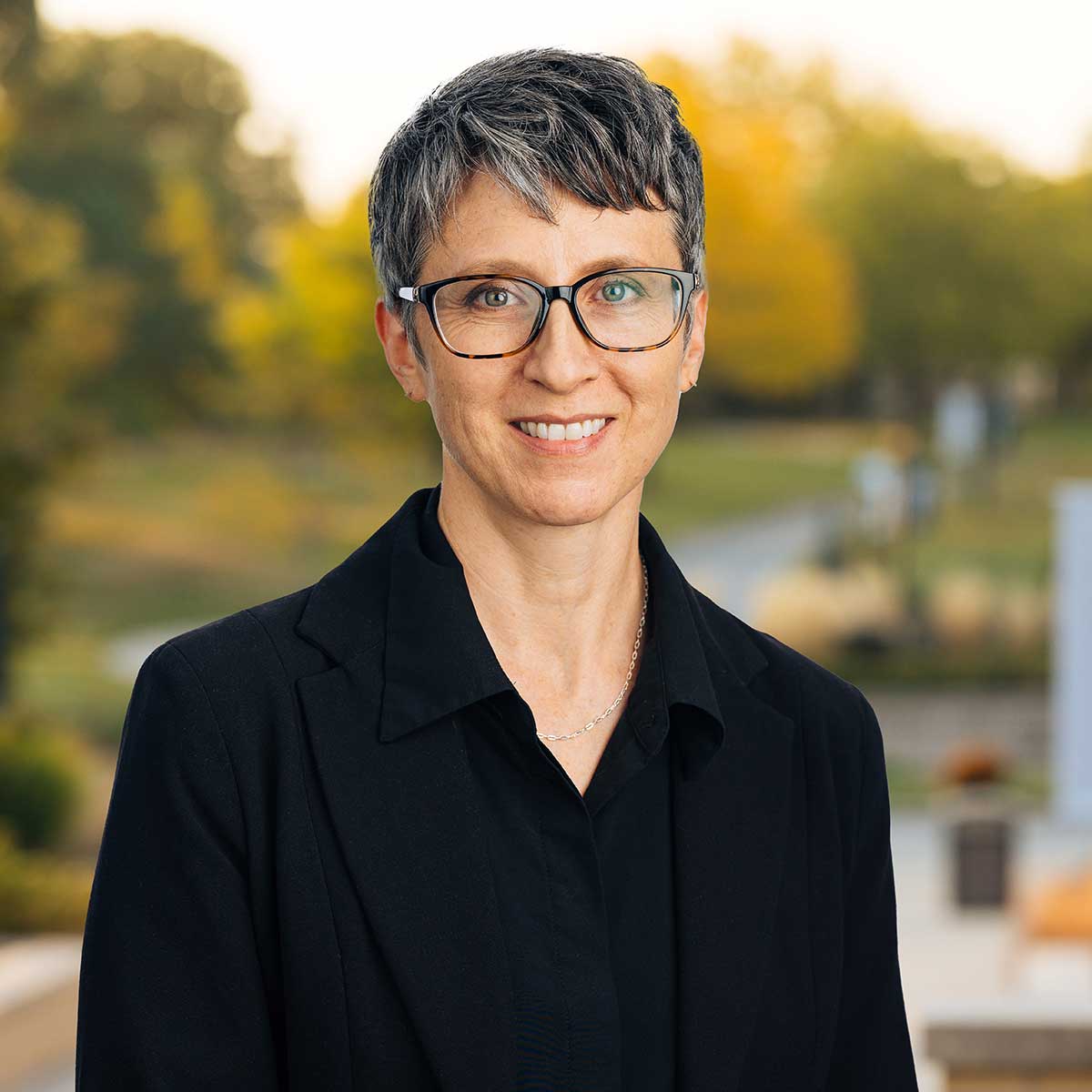 Headshot image of Robyn Kniffen.